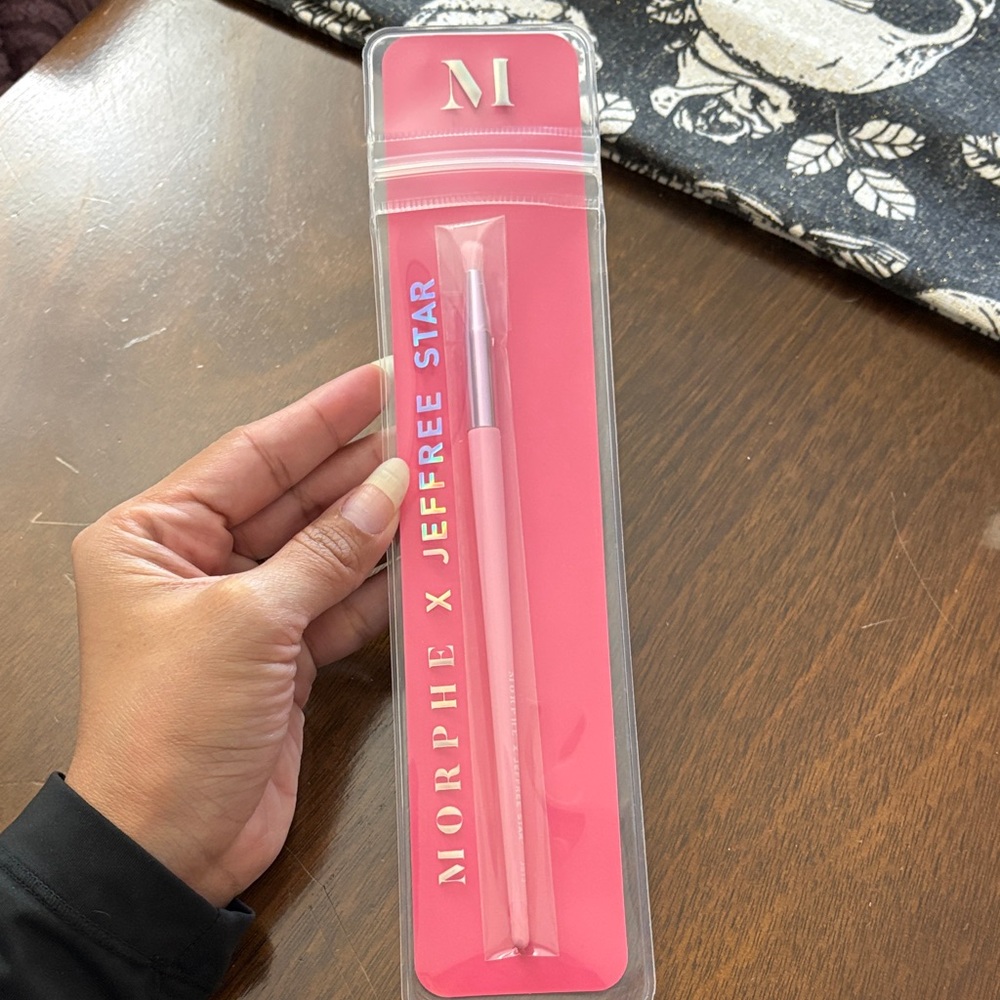 Morphe x Jeffree Star Pink Pom Crease Brush Brush